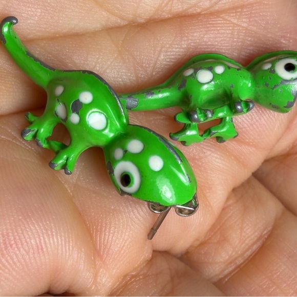 Green & White Lizard/Gecko Stud Earrings - Picture 8 of 10